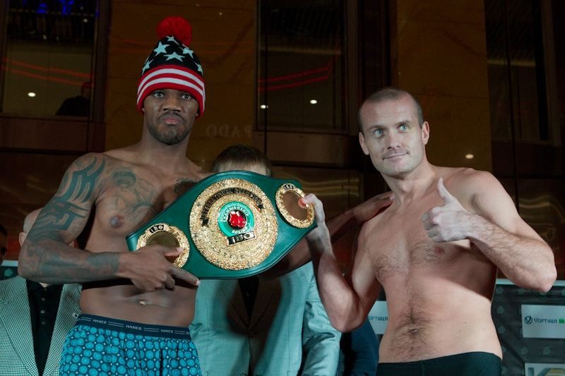 Любимец публики Усик и "раненый" Ромеро взвесились накануне боя