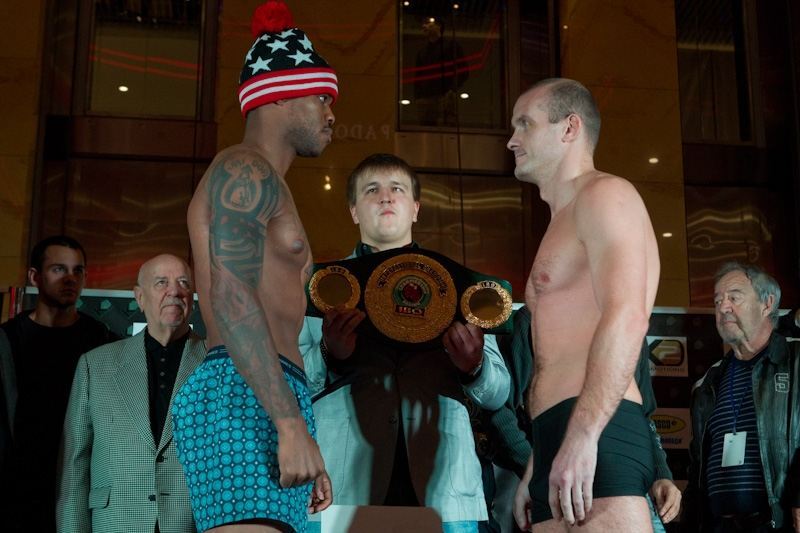 Любимец публики Усик и "раненый" Ромеро взвесились накануне боя