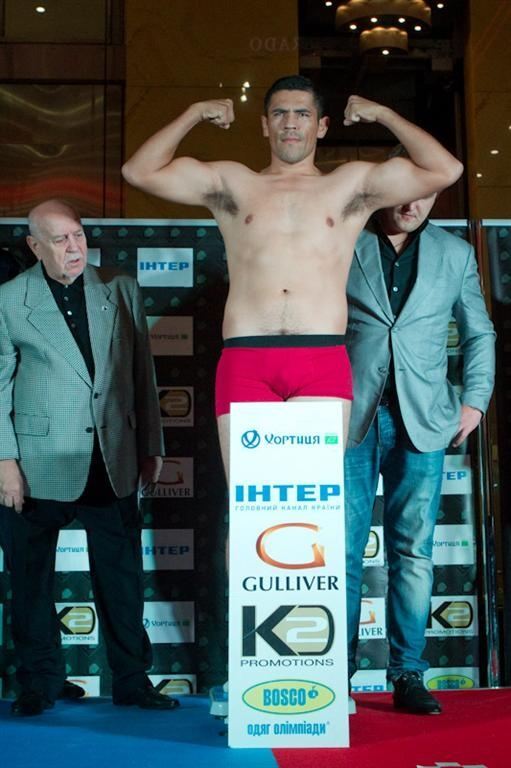 Любимец публики Усик и "раненый" Ромеро взвесились накануне боя