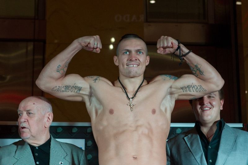 Любимец публики Усик и "раненый" Ромеро взвесились накануне боя