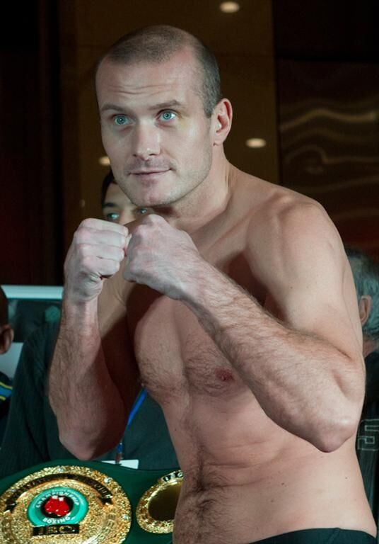 Любимец публики Усик и "раненый" Ромеро взвесились накануне боя