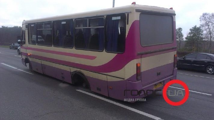 Под Киевом автобус с пассажирами потерял колесо