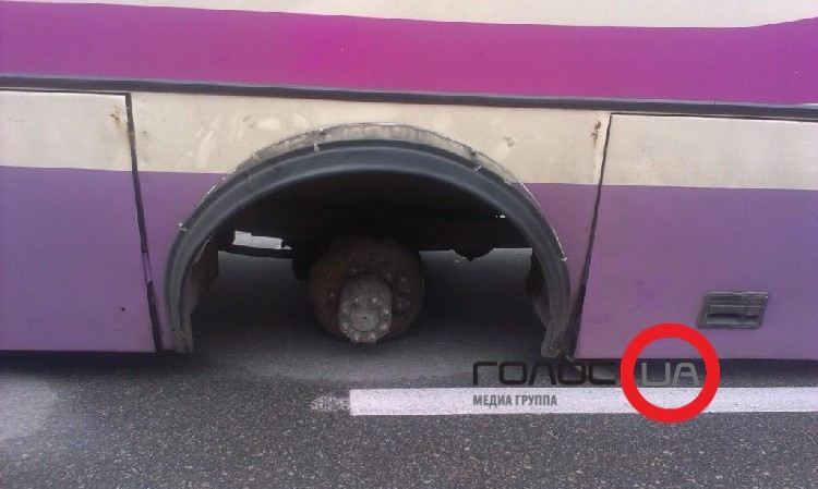 Под Киевом автобус с пассажирами потерял колесо