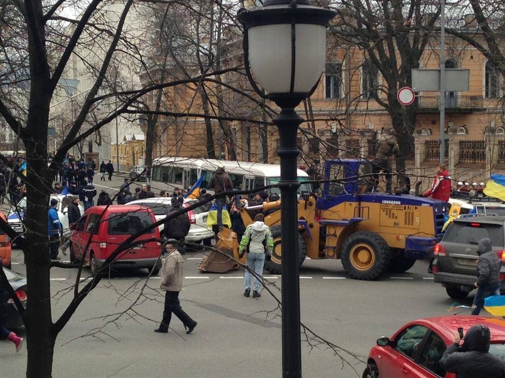 Возле АП собирается "Беркут", митингующие захватили здание КГГА