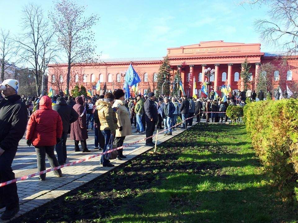 У парку Шевченка на мітинг зібралися близько 10 тис. осіб