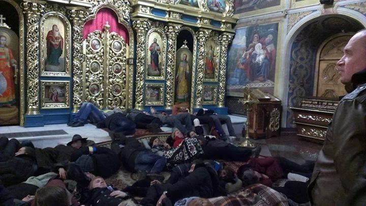 В Михайловском соборе священники постелили ковры для участников Евромайдана