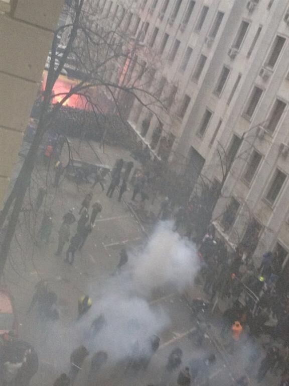 На Банковой внутренние войска бросают в митингующих гранаты