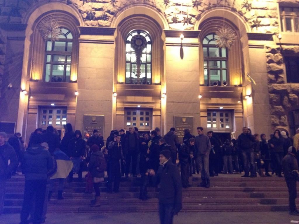В здании КГГА осталось около 400 активистов