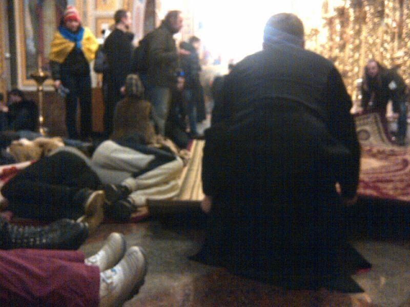 У Михайлівському соборі священики постелили килими для учасників Евромайдана