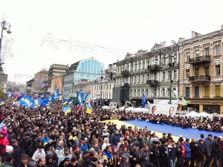 Многотысячная колонна Евромайдановцев пришла на Майдан Незалежности