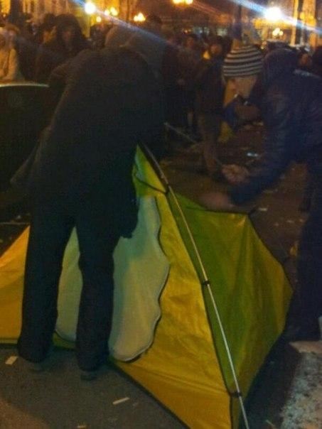 На Майдане после призывов оппозиции появились первые палатки
