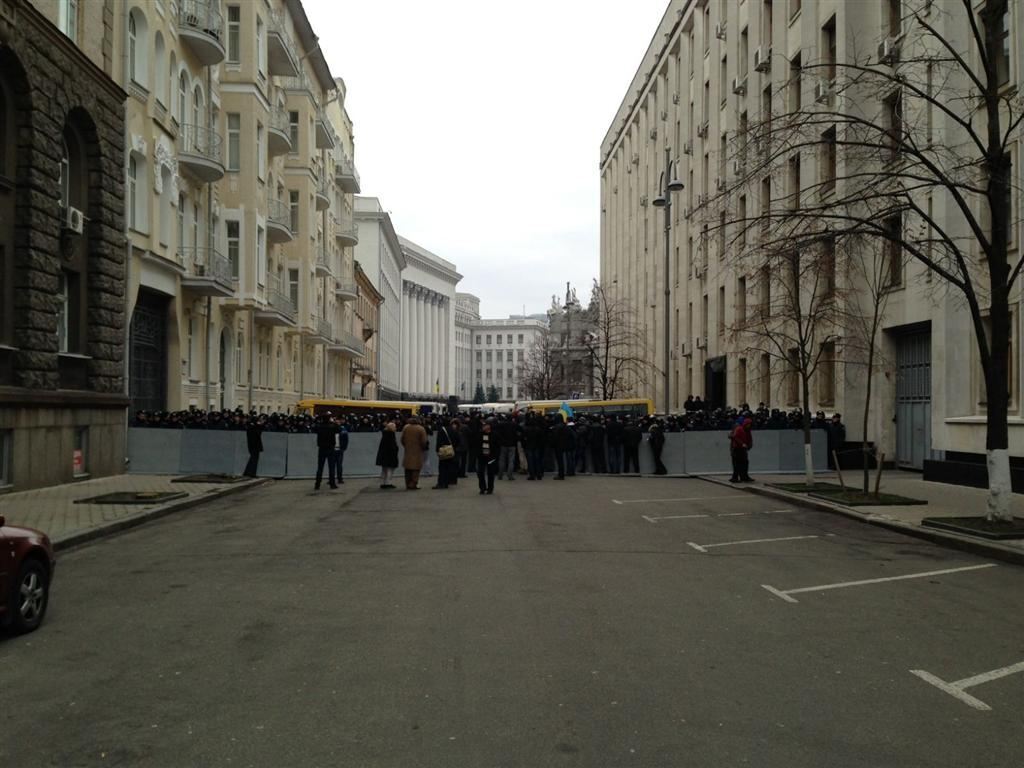 Біля АП збирається "Беркут", мітингувальники захопили будівлю КМДА