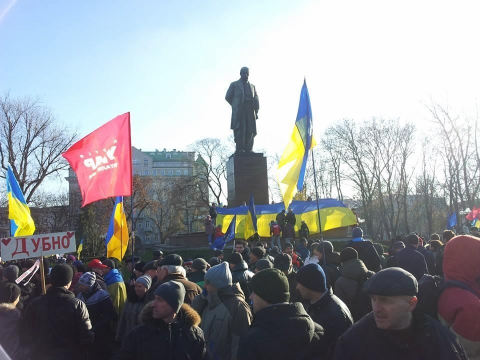 У парку Шевченка на мітинг зібралися близько 10 тис. осіб