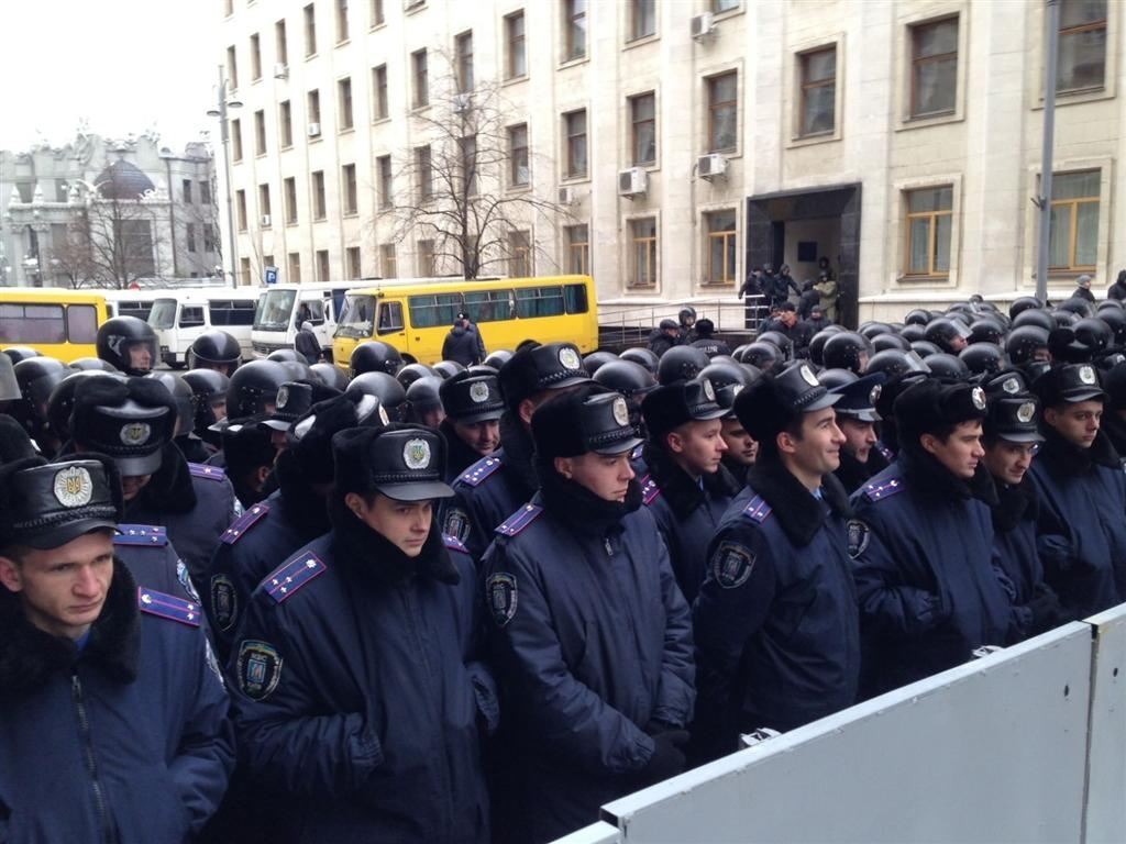 Возле АП собирается "Беркут", митингующие захватили здание КГГА
