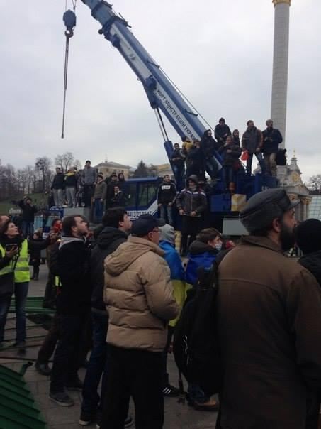 Митингующие вылезли на елку и повесили на ней флаг ЕС