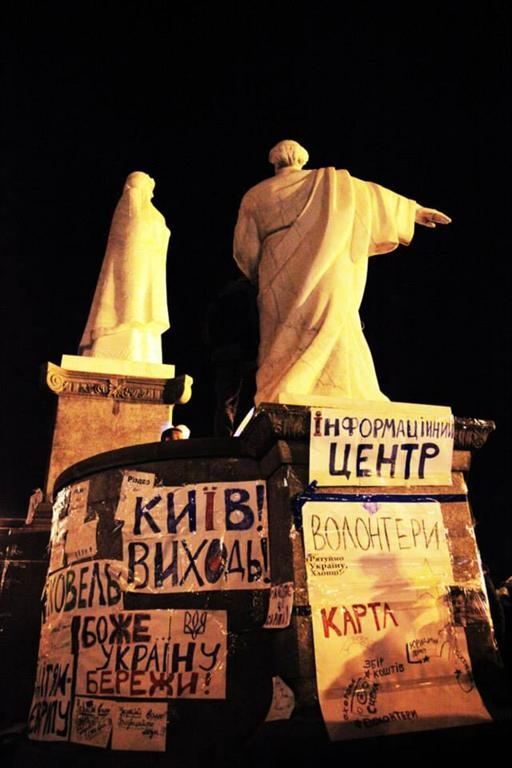 Українські Евромайдани спокійно пережили ніч 