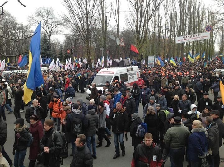 Многотысячная колонна Евромайдановцев пришла на Майдан Незалежности