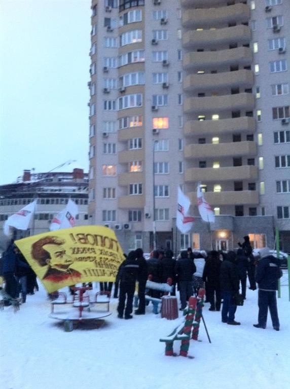 Митингующие устроили пикет у дома Попова
