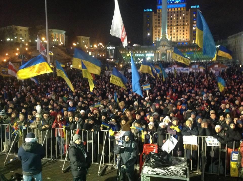 Около тысячи человек продолжают митинг на Евромайдане