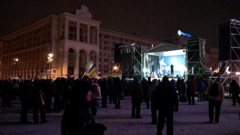 Близько тисячі людей продовжують мітинг на Евромайдане