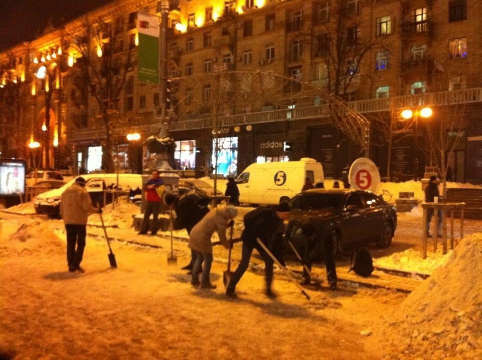 Евромайдановцы укрепляют баррикады снегом и поливают их водой