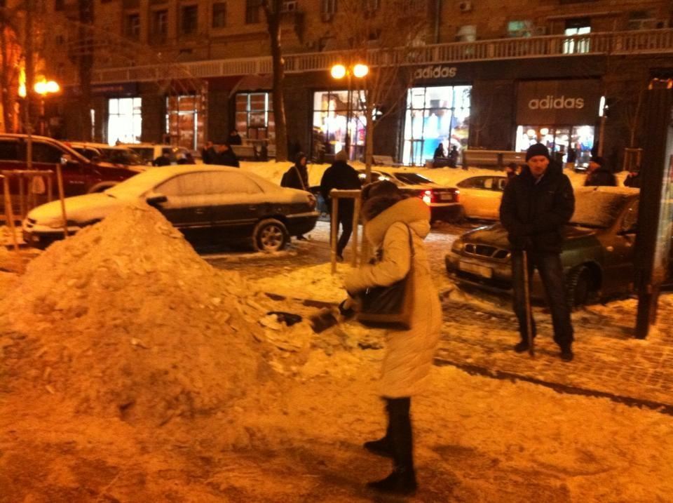 Евромайдановци зміцнюють барикади снігом і поливають їх водою