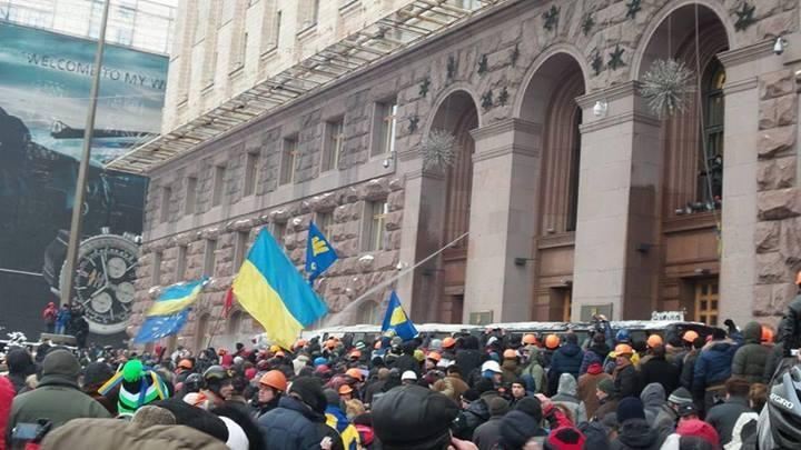 Почався штурм КМДА. Силовиків обливають крижаною водою