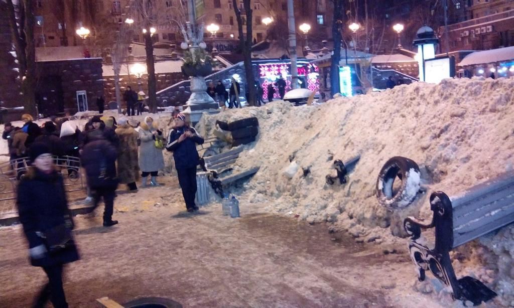 Евромайдановцы укрепляют баррикады снегом и поливают их водой