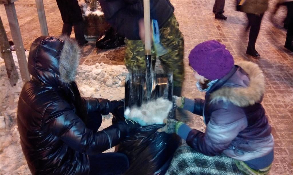 Евромайдановци зміцнюють барикади снігом і поливають їх водою