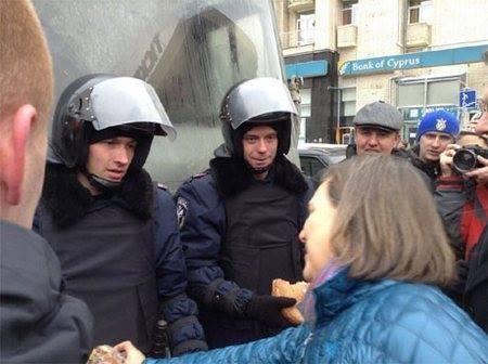 Вікторія Нуланд годує мітингувальників на Майдані