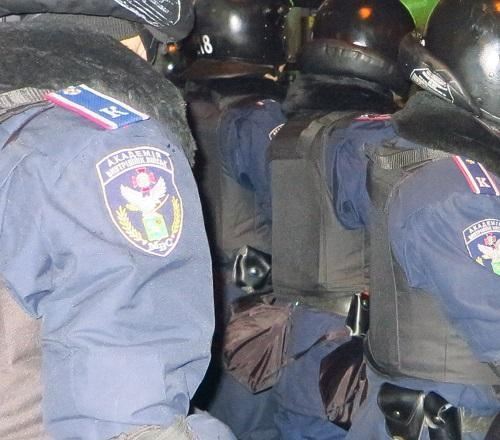Курсанты академии МВД не пускают подкрепление на Евромайдан