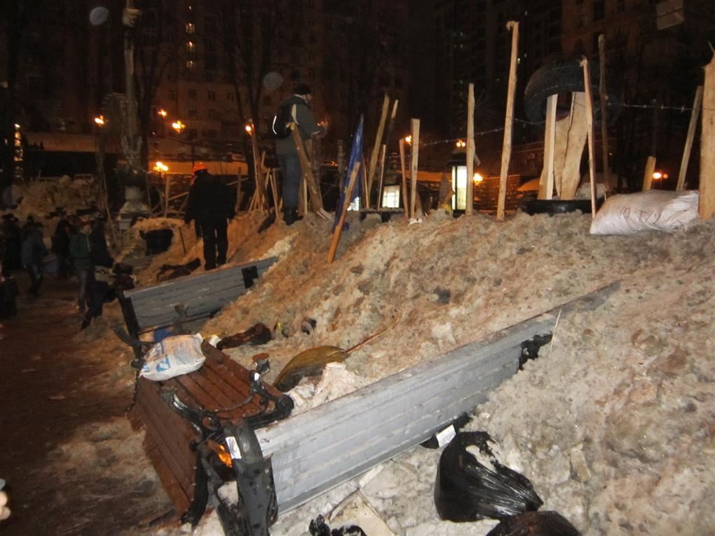 Евромайдановцы ночью продолжали укреплять баррикады