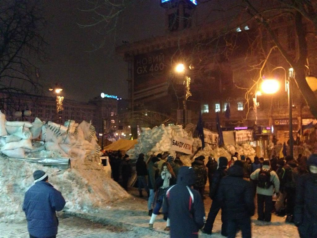 Евромайдановцы увеличили высоту баррикад до пяти метров