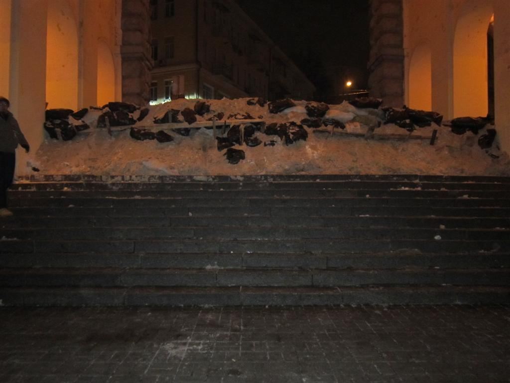 Евромайдановци вночі продовжували зміцнювати барикади