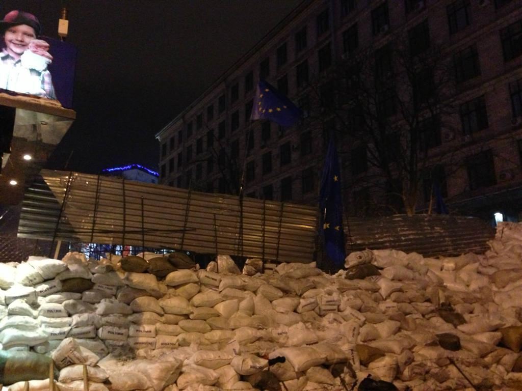 Евромайдановцы увеличили высоту баррикад до пяти метров