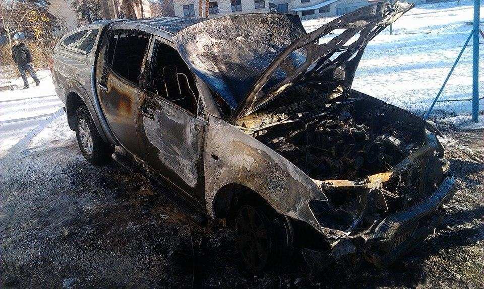 Свободовец показал, что осталось от его сожженного автомобиля