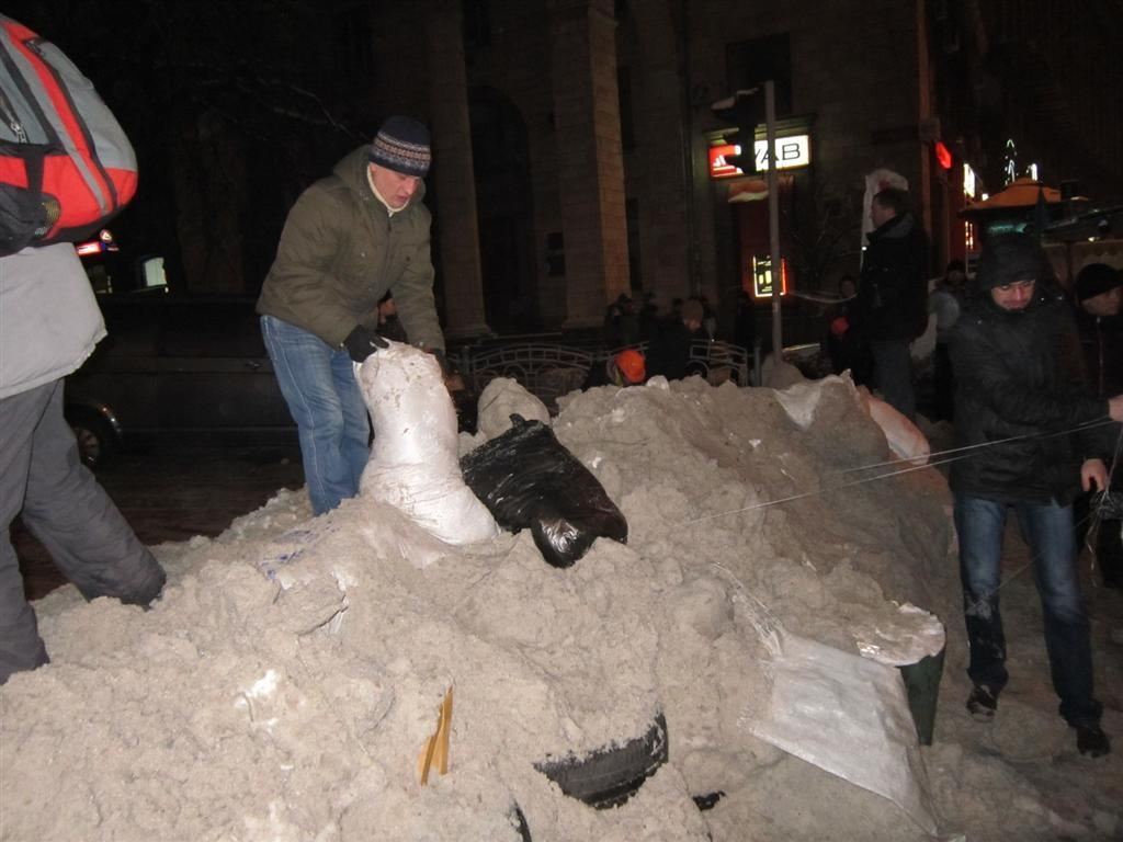 Евромайдановцы ночью продолжали укреплять баррикады