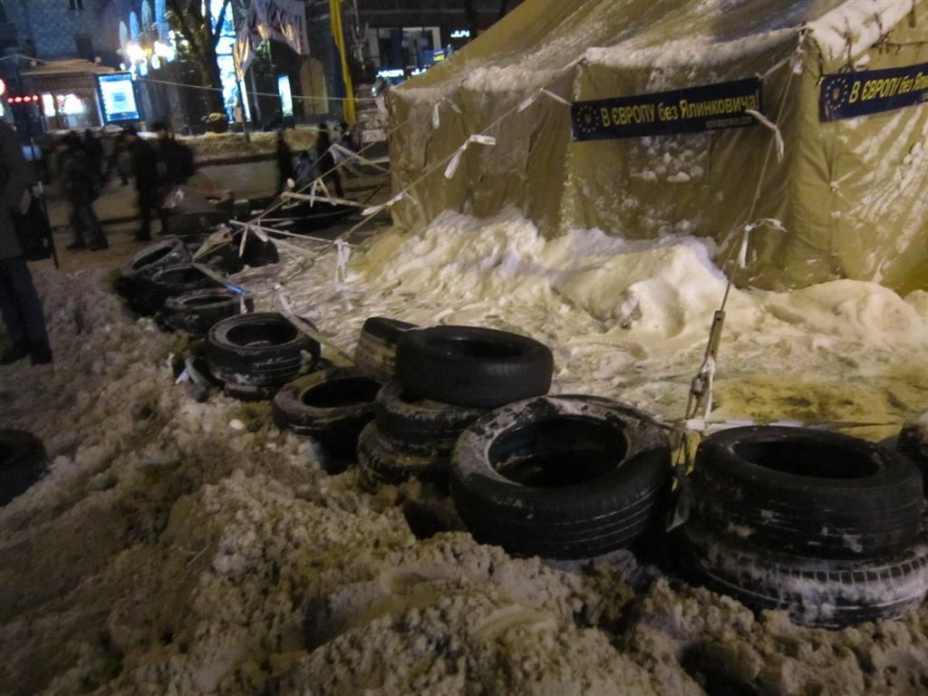 Евромайдановци вночі продовжували зміцнювати барикади