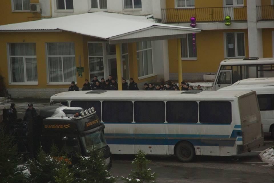 У дворі одного з київських готелів збираються силовики