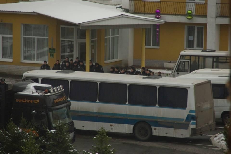 Во дворе одной из киевских гостиниц собираются силовики
