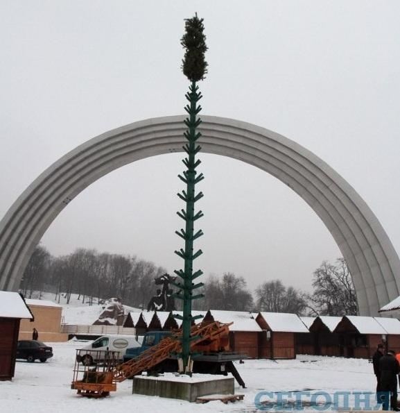 В центре Киева ставят 14-метровую елку