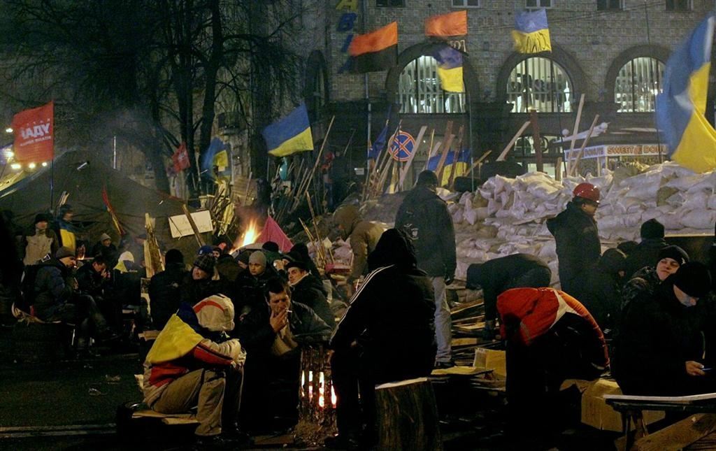 Евромайдановци будують барикади з книг