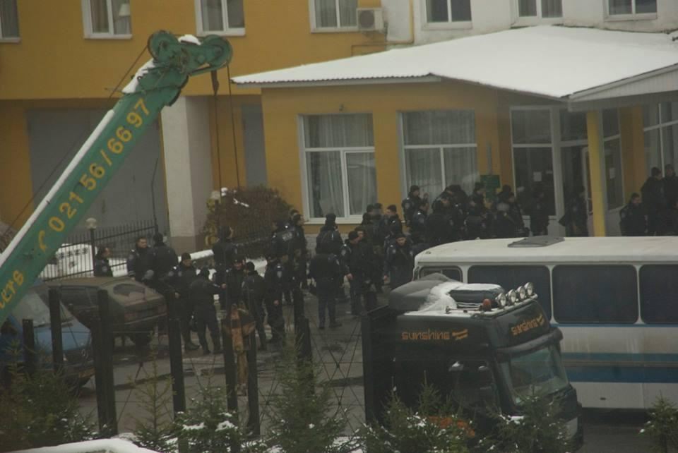Во дворе одной из киевских гостиниц собираются силовики
