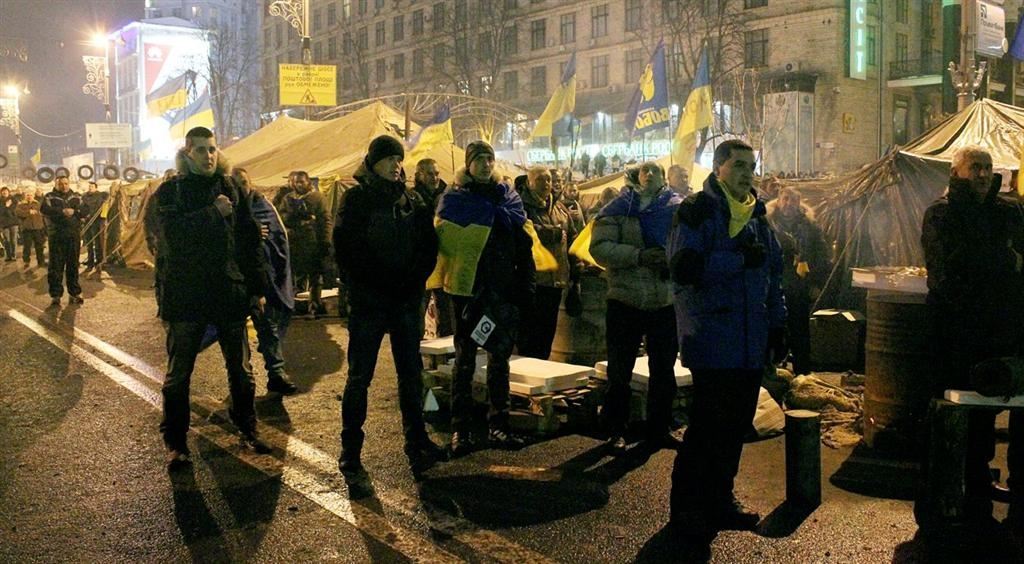 Евромайдановцы строят баррикады по книгам