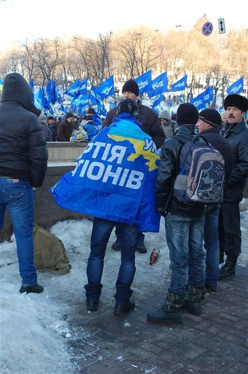 Прихильники Януковича спілкуються з евромайдановцамі через паркан