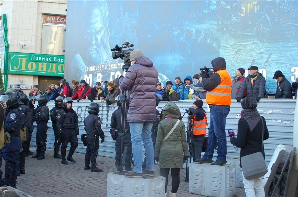 Прихильники Януковича спілкуються з евромайдановцамі через паркан