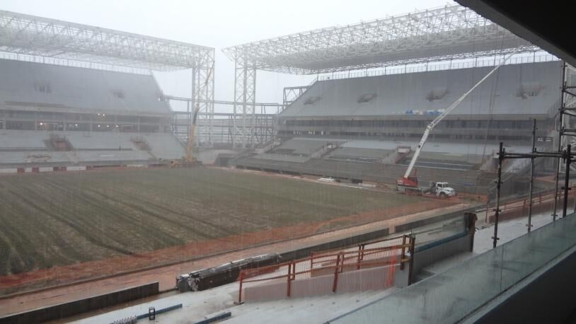 Стадион ЧМ-2014 до сих пор без сидений, а поле напоминает огород