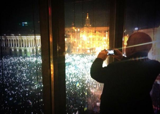 Сенатор Маккейн снимал на видео светящийся Евромайдан