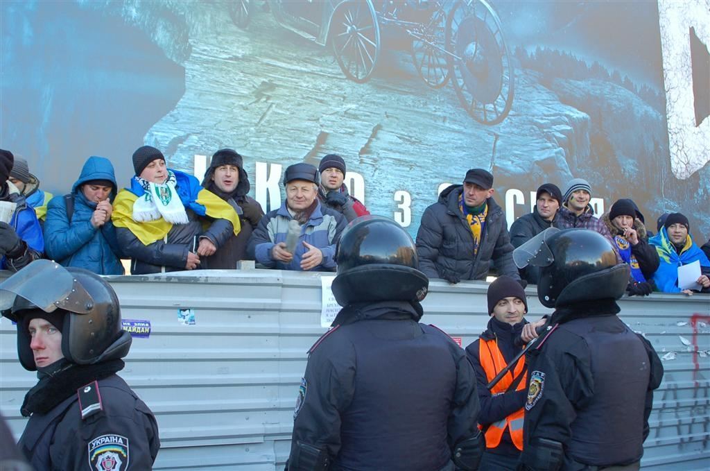 Прихильники Януковича спілкуються з евромайдановцамі через паркан