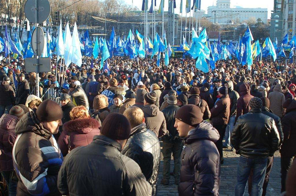 Сторонники Януковича общаются с евромайдановцами через забор